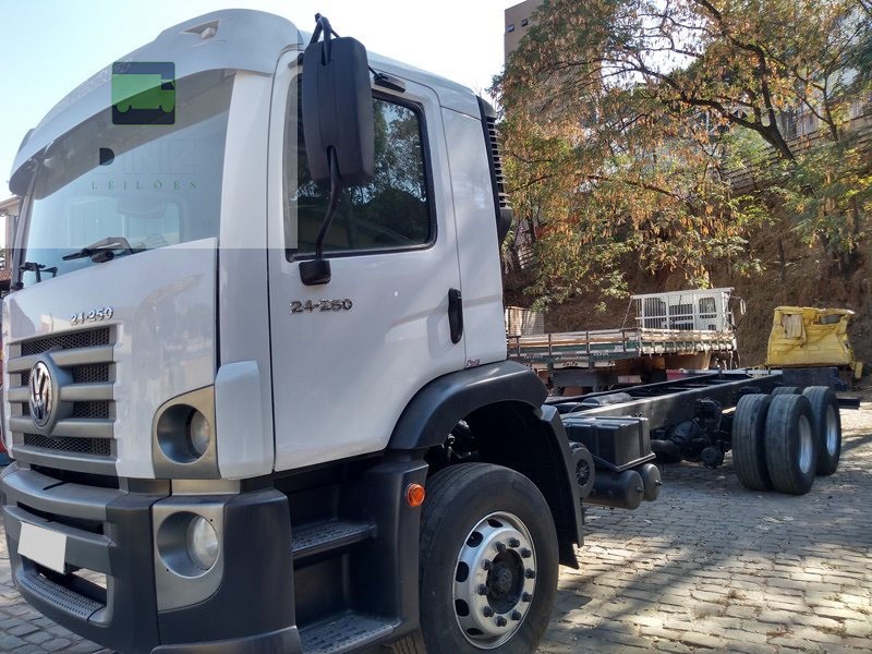 VOLKSWAGEN 24250 Truck 6x2 - 2012